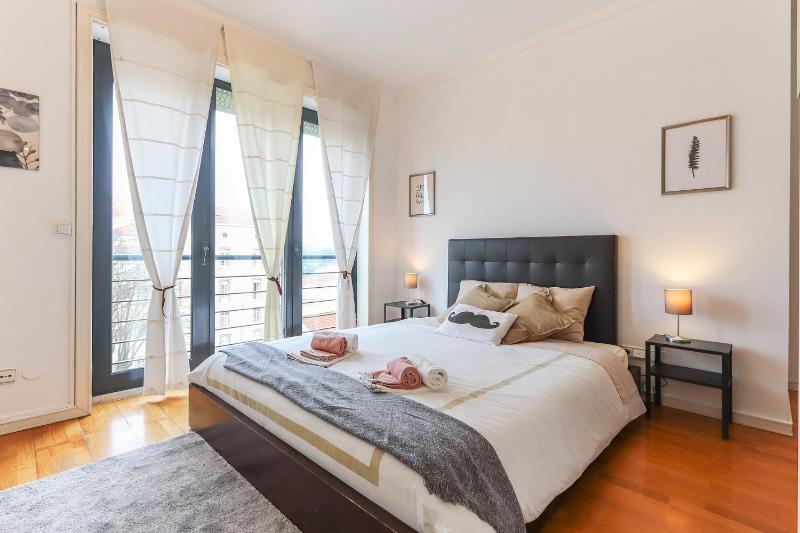 Vita Portucale ! Modern Apartment with Garage — забронировать отель в Лиссабоне