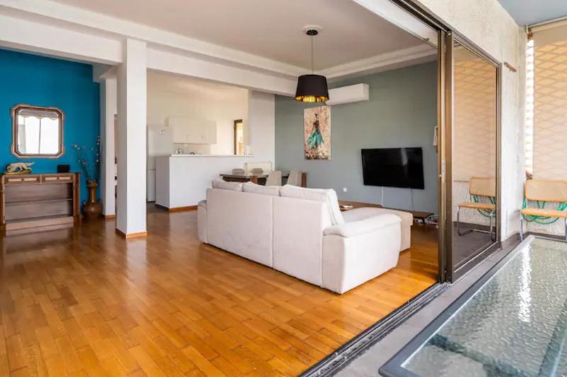 Bright Walled Designed Apt in Glyfada Center — отель с удобным расположением в Афины