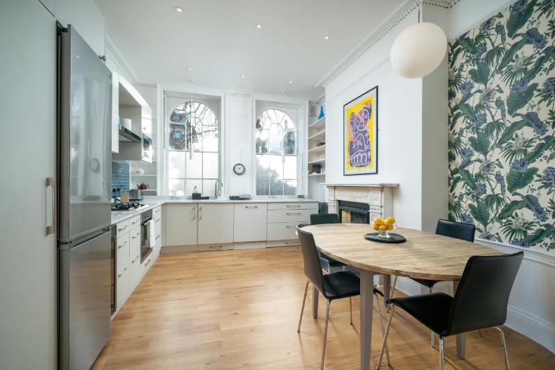 JOIVY Modern 4 bed flat with communal courtyard in Angel, East London — забронировать отель в Лондоне