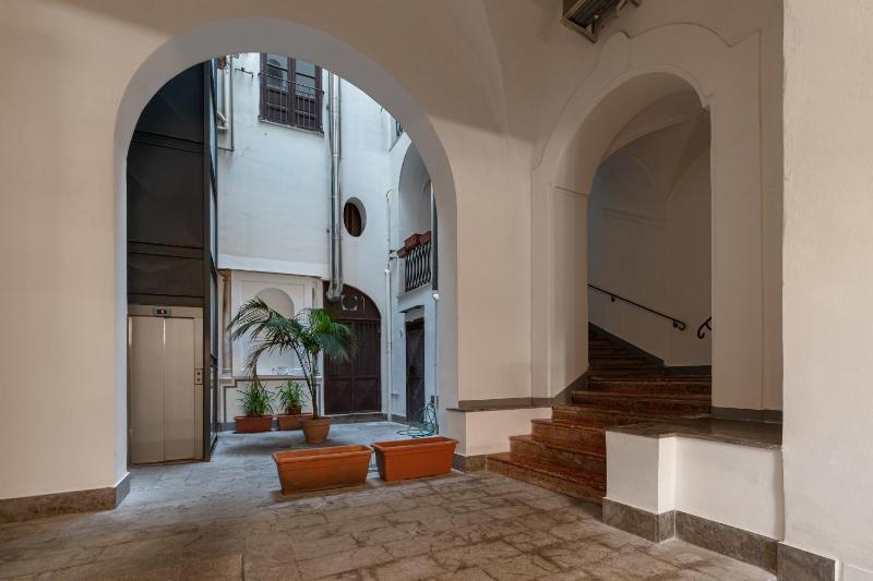 Palazzo Damiani Apartment by DomuSicily — отель с удобствами в Палермо