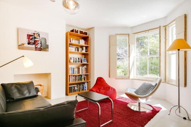 Stylish bright apartment w private garden — комфортный отель в Лондоне