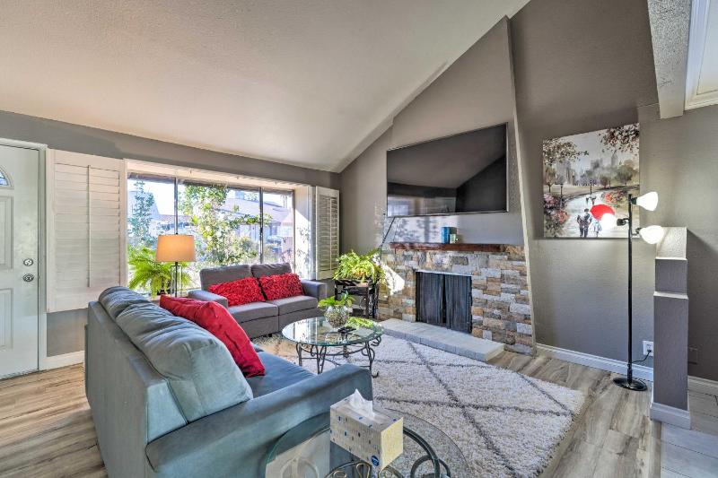 Stylish Home with Pool - 5 Mi to Las Vegas Strip! — отель в Лас Вегасе, Соединенные Штаты Америки