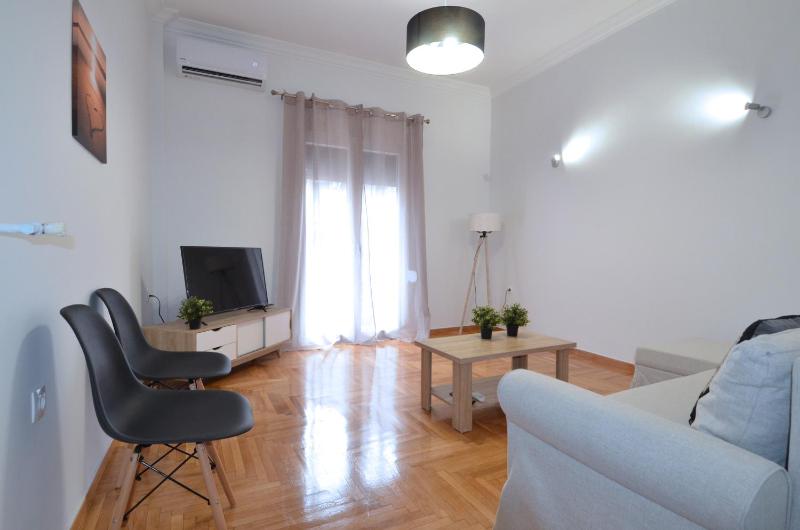 Цены на A big lovely sunny apartment at Plateia Koliatsou, Patmou в Афины