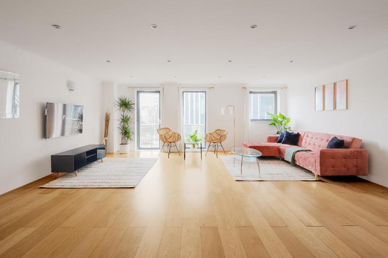 Цены на Riverside Two Bedroom Apartment in Canary Wharf в Лондоне