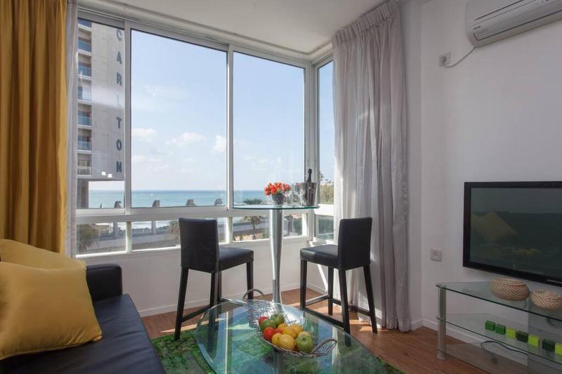 Yellow Gordon Beach Apartment — отель с удобствами в Тель-Авиве