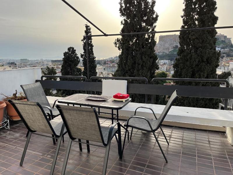 So Athens - Luminous duplex apt in Plaka, Acropolis views — отель с удобствами в Афины