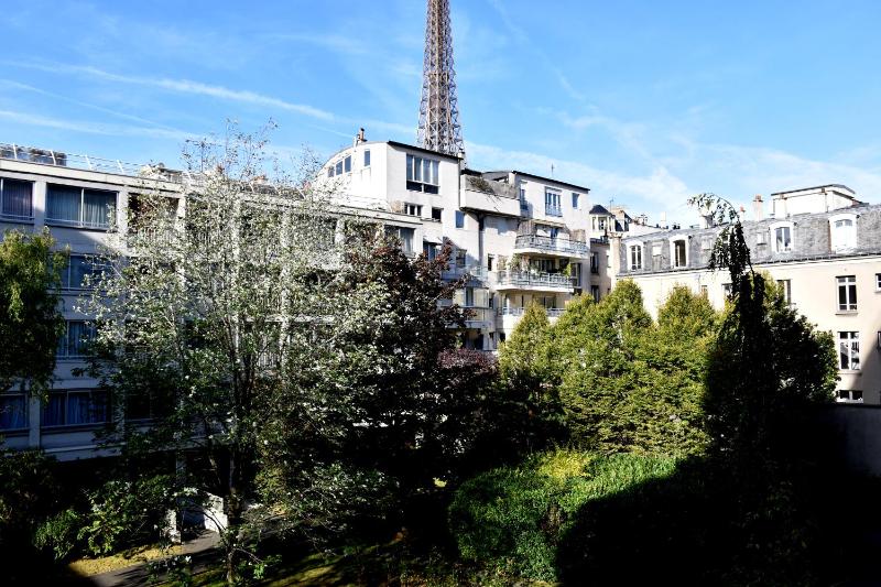 Eiffel Tower - Suffren — комфортный отель в Париже
