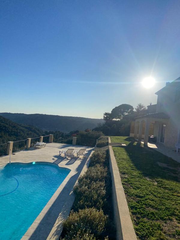 Villa avec piscine chauffee Nice collines — отель в Николь, Франция