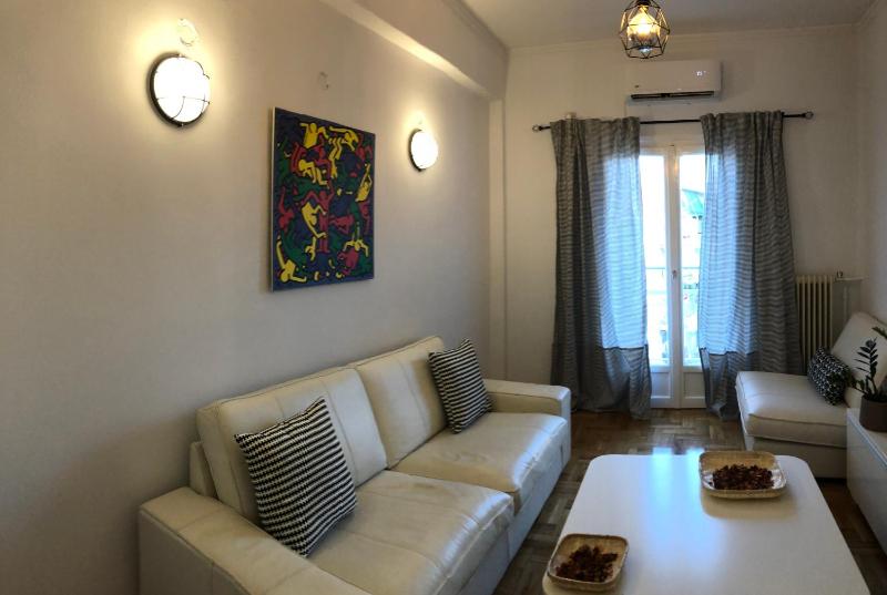 Цены на Cosy apartment in Metaxourgeio в Афины