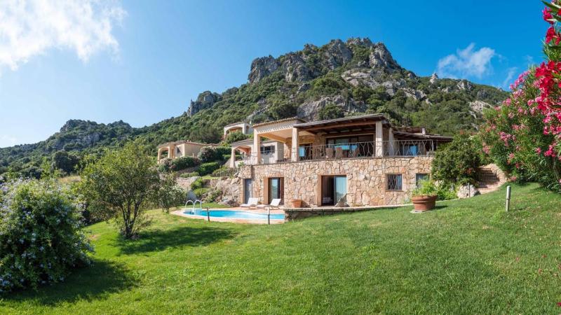 Villa Phoenix 6&4 ad Arzachena - Esclusiva con piscina