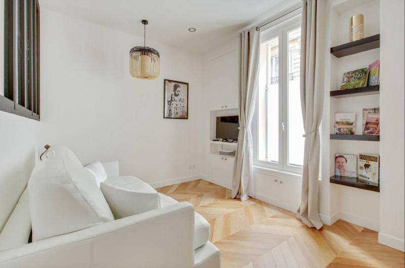Refurbished Design Flat -near Champs-Elysees Paris — отель в Париже, Франция