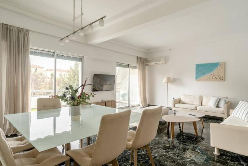 Elegant 2BD Evelpidon Apartment — забронировать отель в Афины