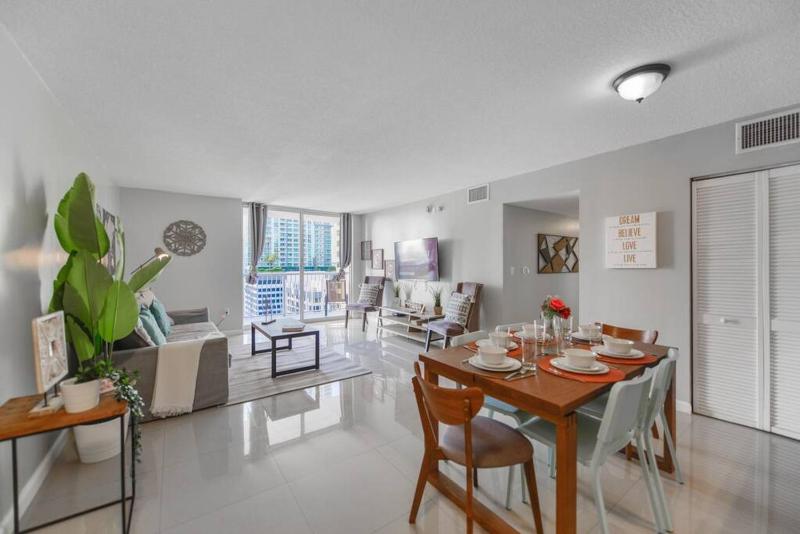Amazing 3 BR Condo At Brickell with Pool — отель с удобным расположением в Майами