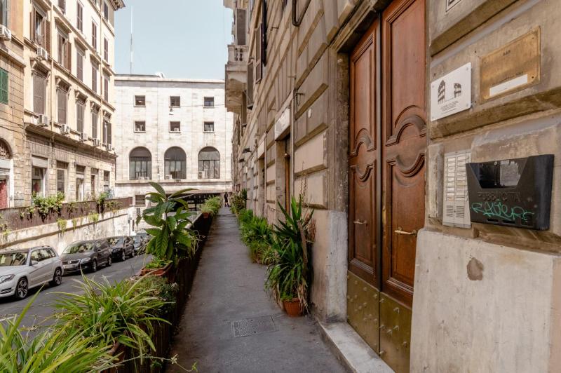 4-Bdr Apt among Colosseum&Termini 10-people — отель с удобным расположением в Риме