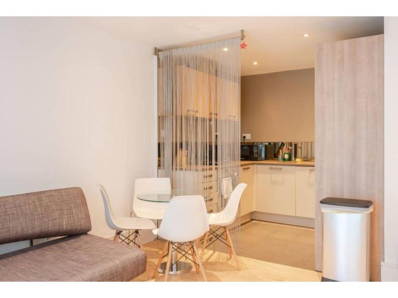 Pass the Keys - King's Cross modern flat with Sunny Garden — отель с удобствами в Лондоне
