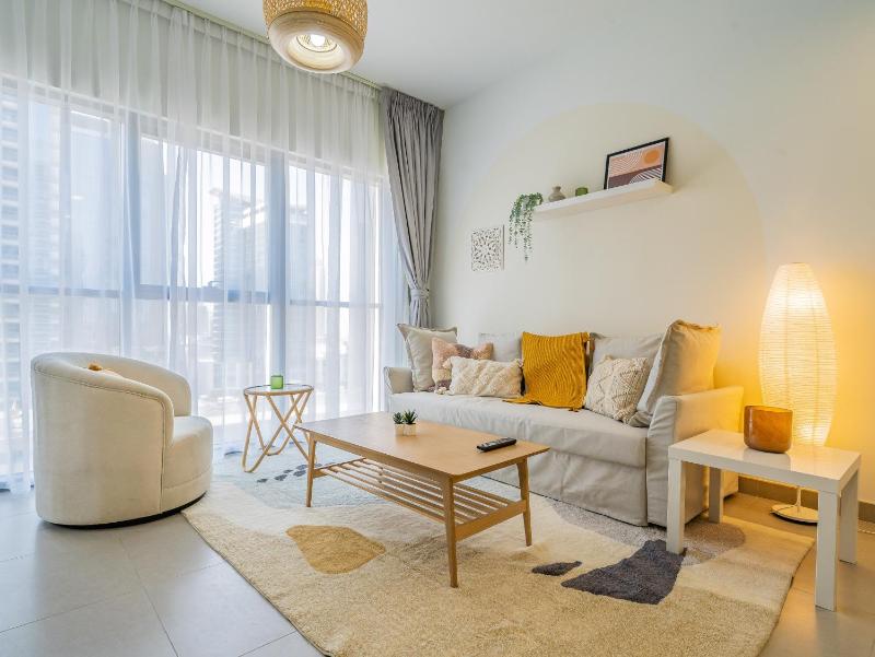 Charming Tropical Apartment Minutes To Dubai Mall — отель с удобным расположением в Дубае