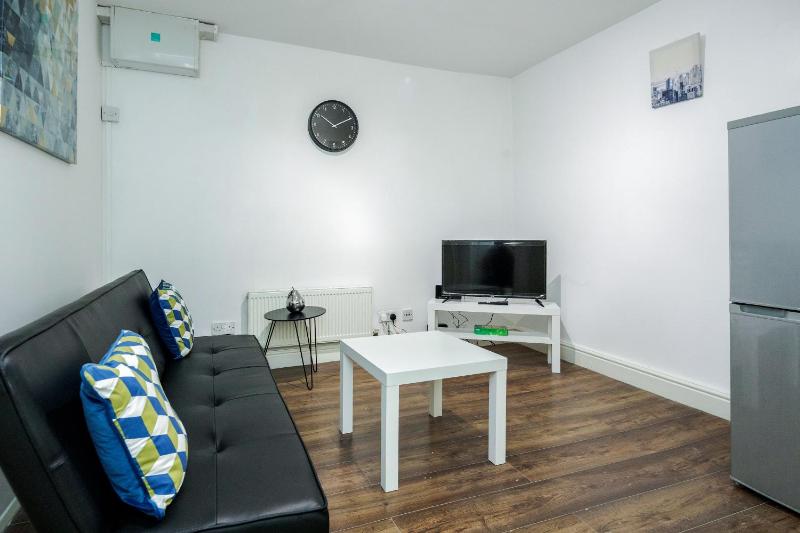Charming 1-Bed Basement Apartment in Lewisham — отель с удобным расположением в Лондоне