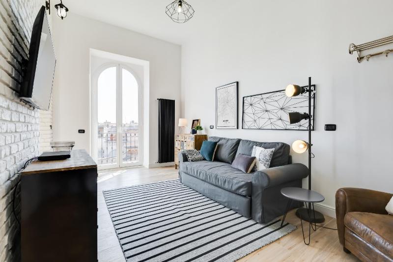 BMGA l Glam Industrial 3-Bed Apartment in Termini — комфортный отель в Риме