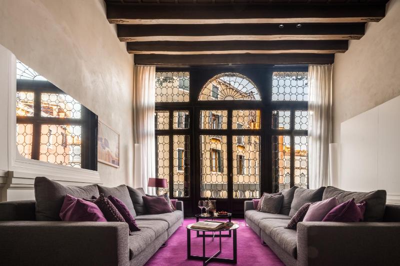 Palazzo Soranzo Noble Floor R&R — отель с удобным расположением в Венеции