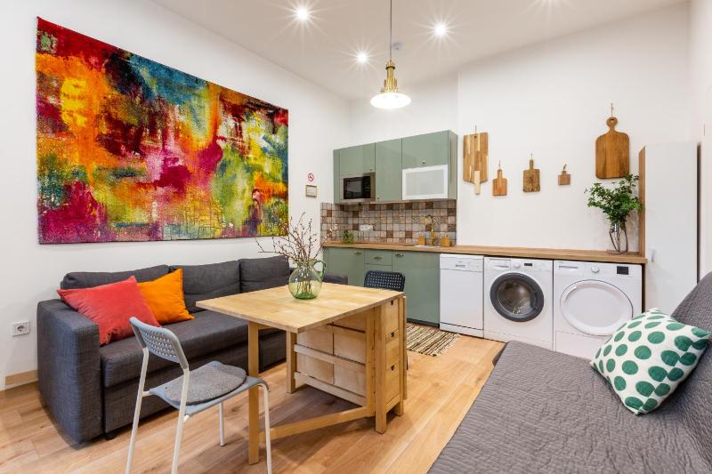 Цены на Industrial Style Appartment with AC steps to Gozsdu в Будапеште