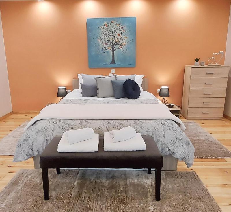 Unique, Stylish Studio near Beaches — отель в Афины, Греция