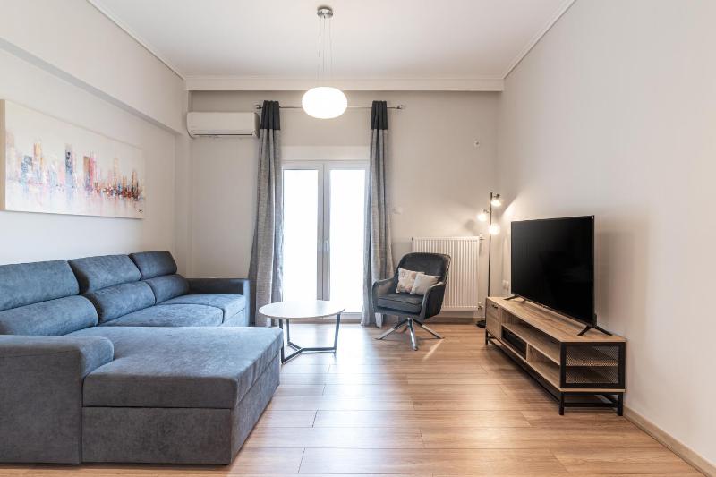 Spacious 2BD apt next to metro — отель с удобным расположением в Афины