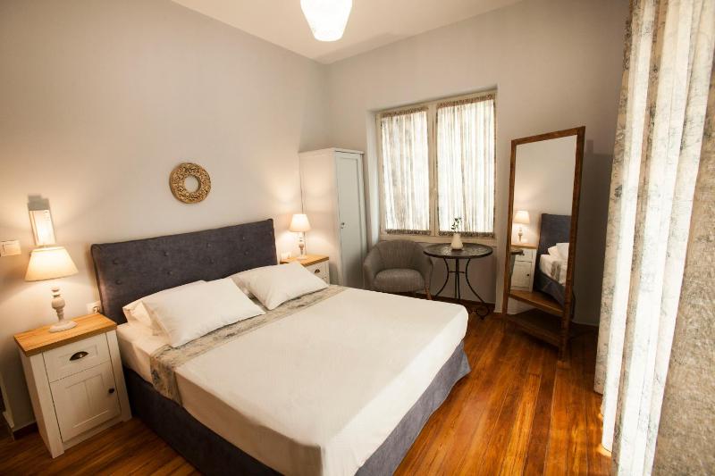 Lovely 1st Fl. Apt, with Balcony in Pagrati — отель с удобным расположением в Афины