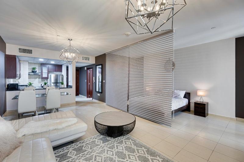 Entire Serviced Studio JBR Sea View Balcony — забронировать отель в Дубае