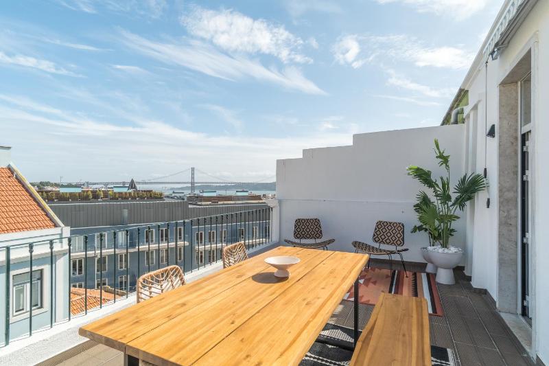 Casa Boma Lisboa - Sunny Apartment with Private Balcony and Panoramic Bridge View - Ajuda I — комфортный отель в Лиссабоне