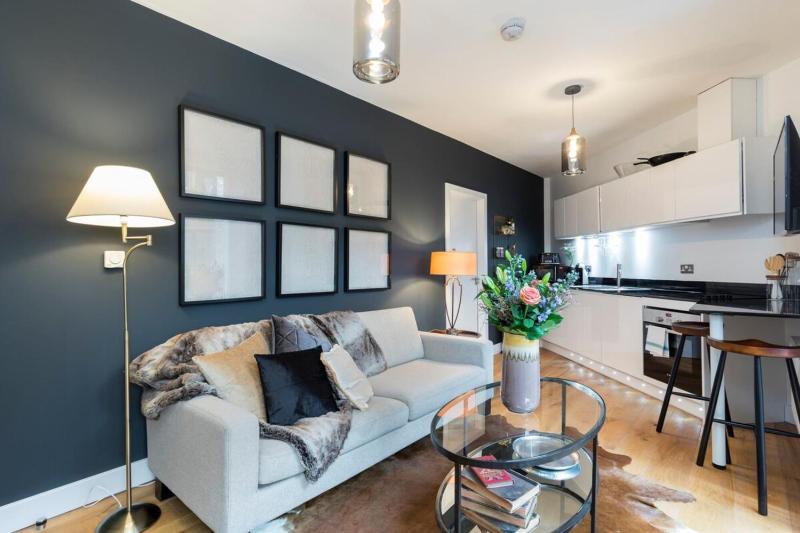 Designer Penthouse Notting Hill with Terrace sleeps Five — отель с удобствами в Лондоне