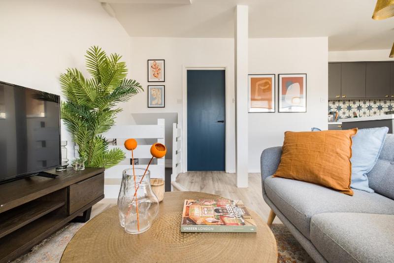 The West Hampstead Retreat- Modern & Bright 1BDR Apartment — отель с удобствами в Лондоне