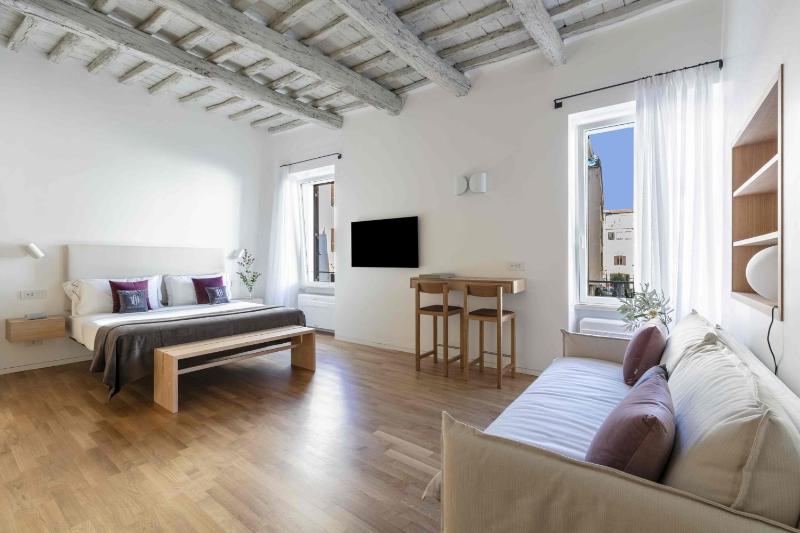 Цены на BBHOME Design Suite apartment near Spanish steps в Риме