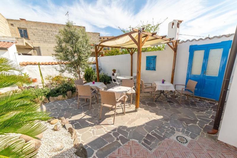 Civico 47 a Càbras - Accogliente B&B con giardino centrale