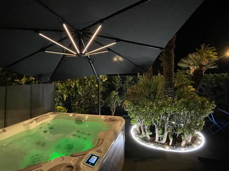 Luxury Garden Jacuzzi Promenade — забронировать отель в Николь