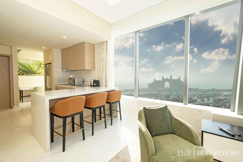 LUX Iconic Views at The Palm Tower Suite 5 — забронировать отель в Дубае