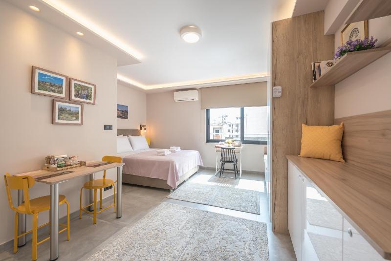 ✰Bright, renovated, spacious and cosy studio✰ — забронировать отель в Афины