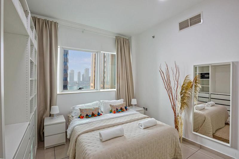 Amazing 2 Bedroom in Marina with free Parking — отель с удобным расположением в Дубае