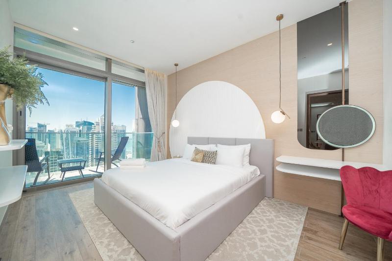 Luton Vacation Homes - Luxury & Sea View 1BR - Jumeirah Living Marina Gate Tower 3 - 40AB12 — комфортный отель в Дубае