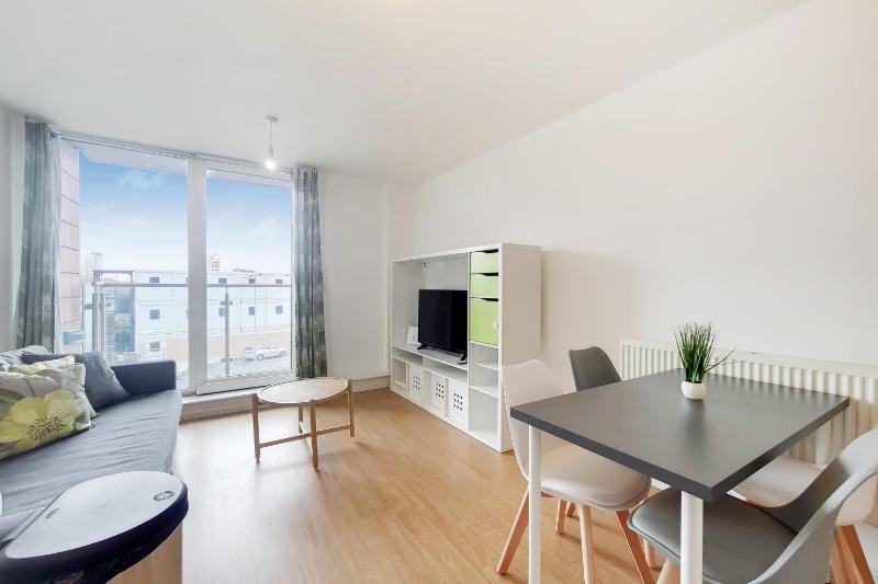 Цены на Two bed Apartment by London Docklands в Лондоне