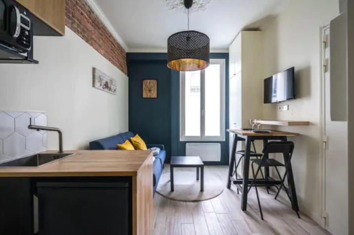 Цены на Cosy and peaceful studio - 2P - Paris Center в Париже