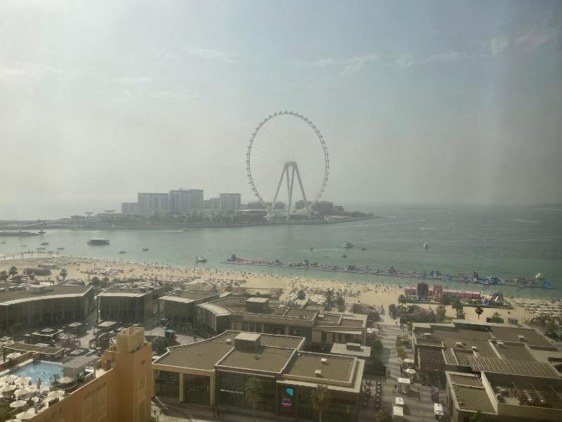 JBR Rimal 5 (4bed) Sea View — отель с удобствами в Дубае