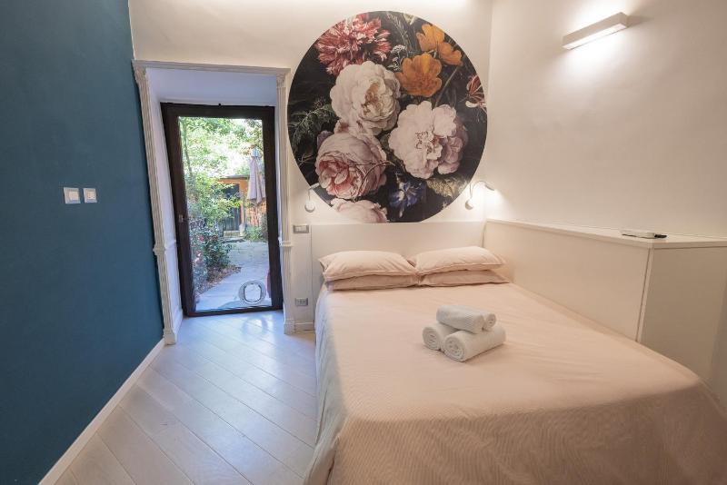 Rione Monti Studio Apt with private garden — отель с удобным расположением в Риме