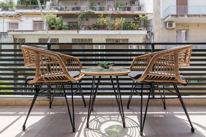 Bright and Spacious 2-bedrooms Apartment in Athens — отель с удобным расположением в Афины