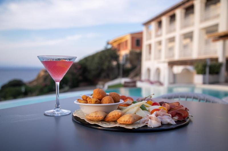 Moresco Hotel a Santa Teresa: Lusso fronte spiaggia