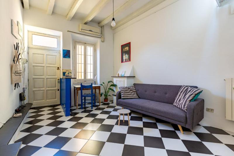 Porta Ticinese colorful apartment! — забронировать отель в Милане