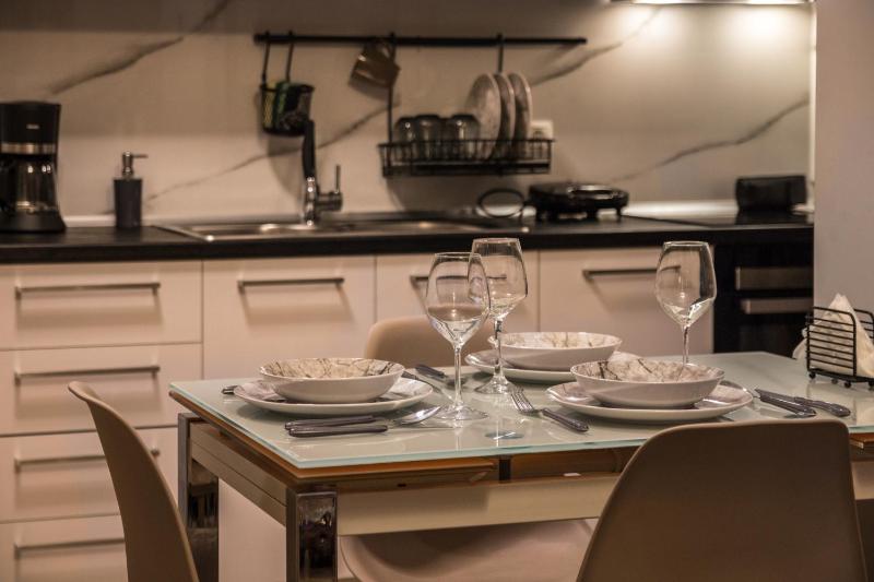 Цены на Luxury suite 10' from the center в Афины