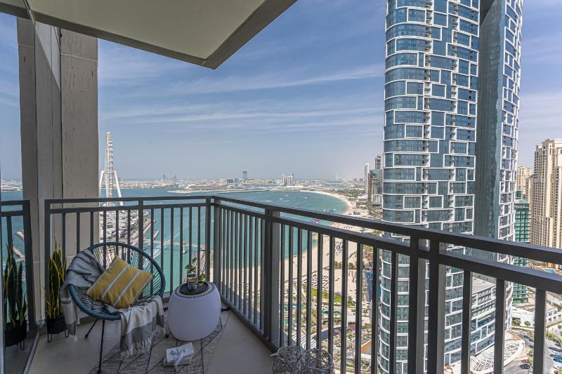 HiGuests - Stylish Apartment Floating Over The Marina Waters — отель с удобствами в Дубае