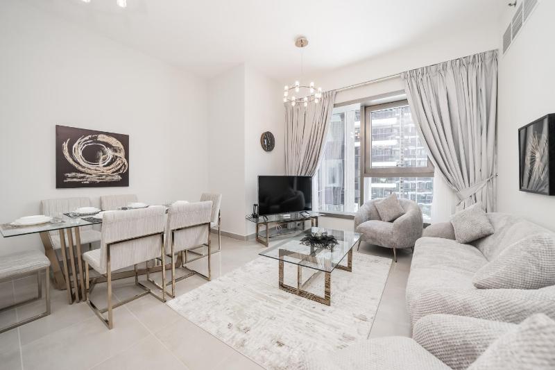 Цены на Luton Vacations Homes -Sparkle Towers, Dubai Marina -30AB3 в Дубае