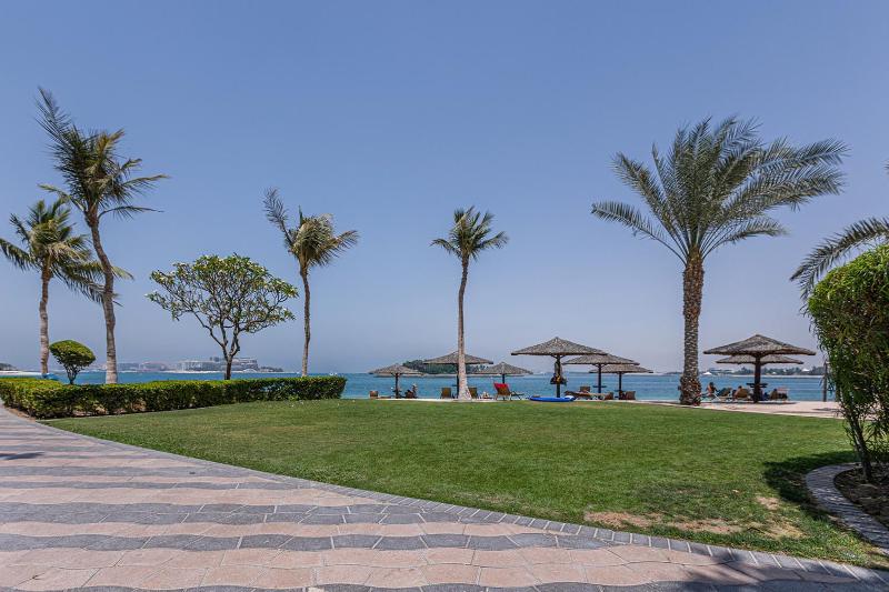 Shoreline The Palm, Free beach & pool access — комфортный отель в Дубае