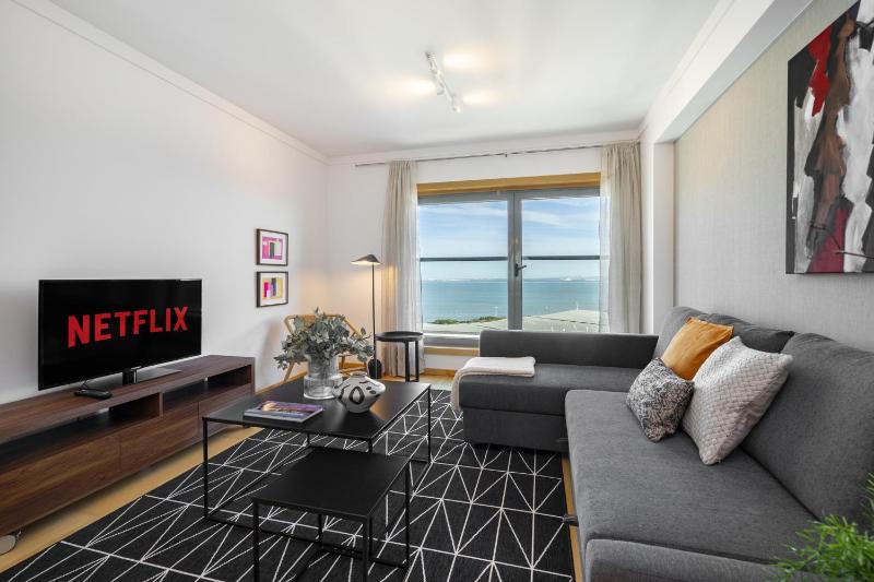 Цены на WHome @Panoramic Living w/ Elevator, AC, Garage perfect for Families & Business Travellers в Лиссабоне
